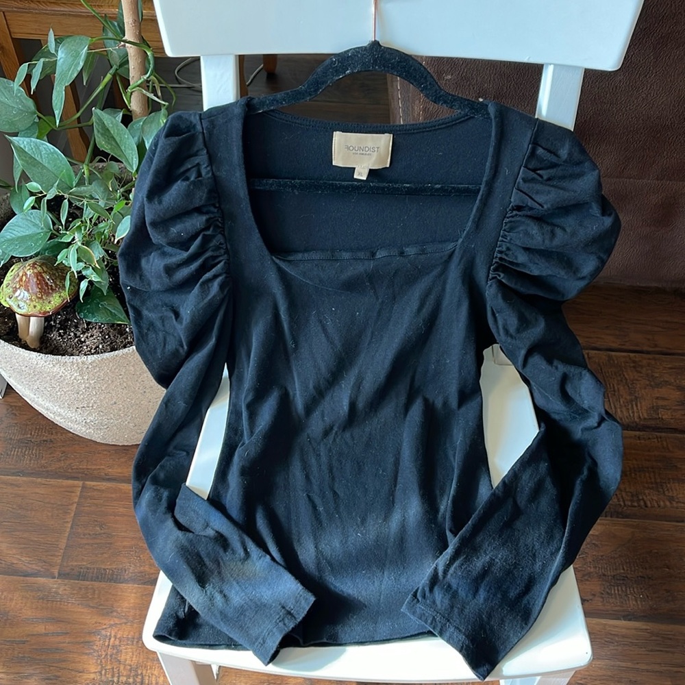 🌸Foundist Los Angeles long sleeved top with puffy shoulders